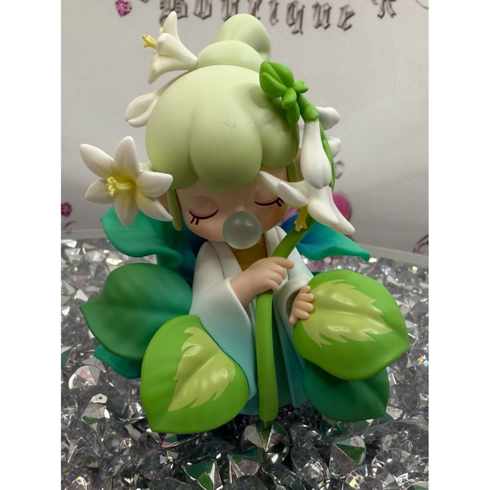 Rolife Nanci doll flower Pastel Green Floral Vinyl Figurine with White Blooms